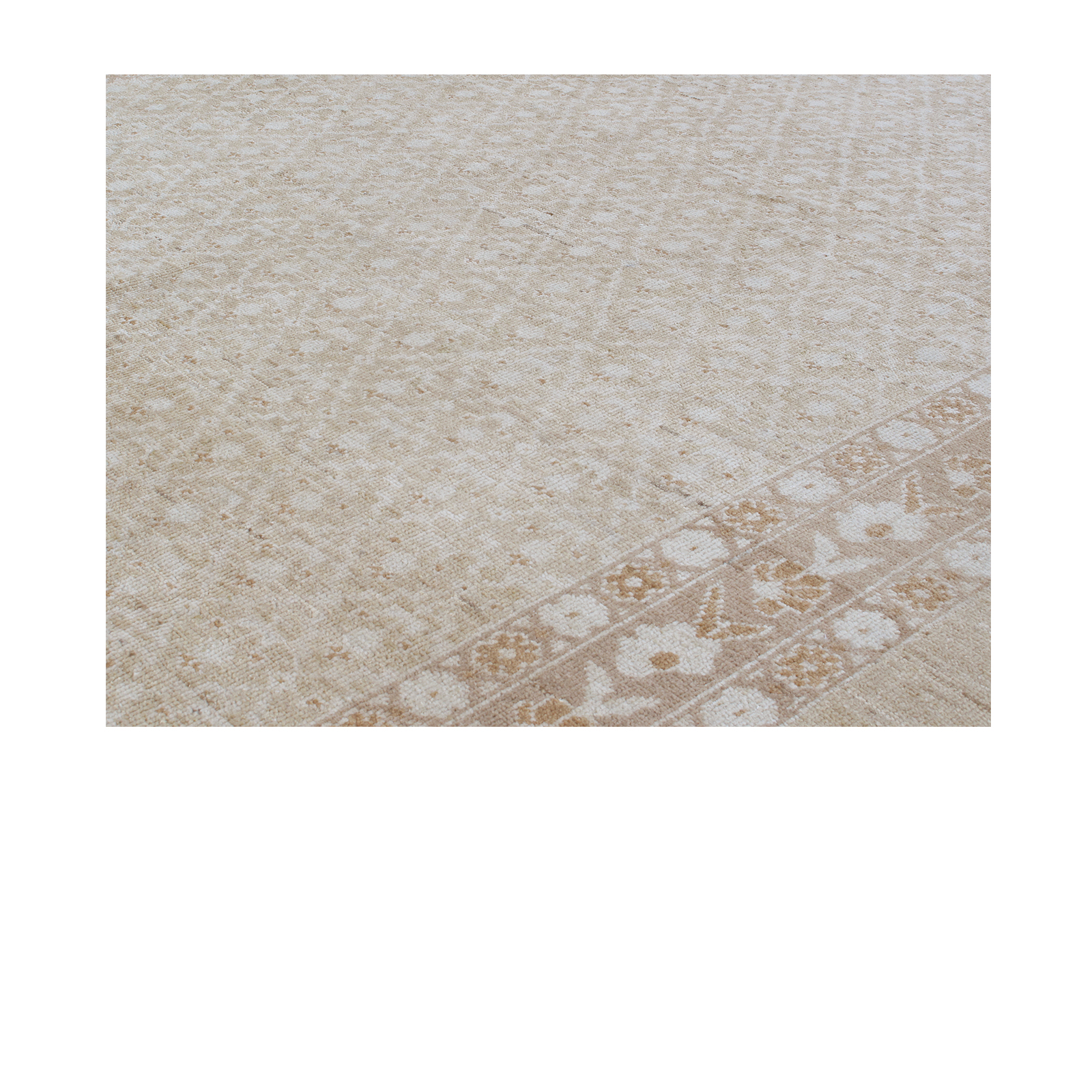 This Serab rug is made of fine handspun wool.