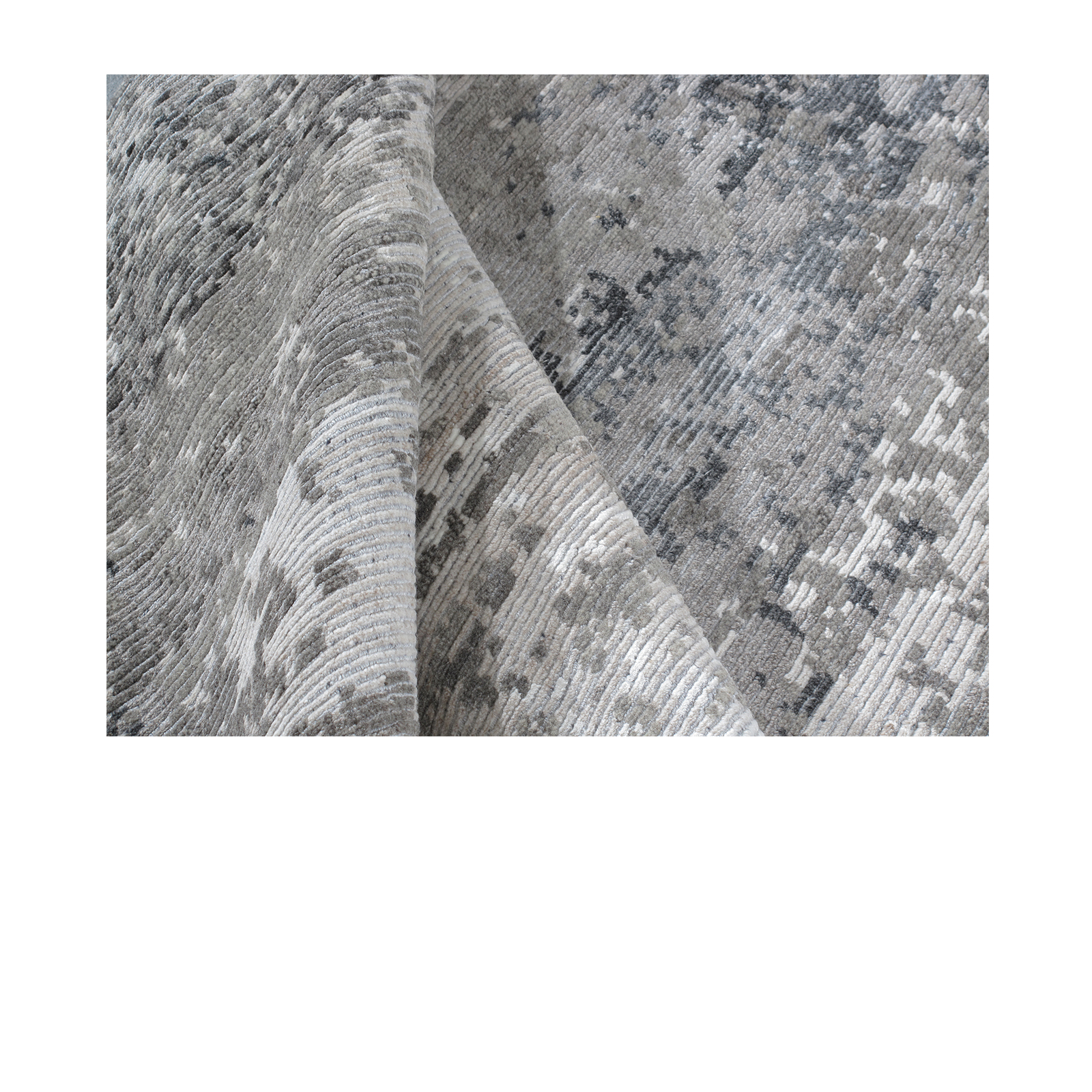 This Kensington rug is hand-knotted and made of wool and bamboo silk.