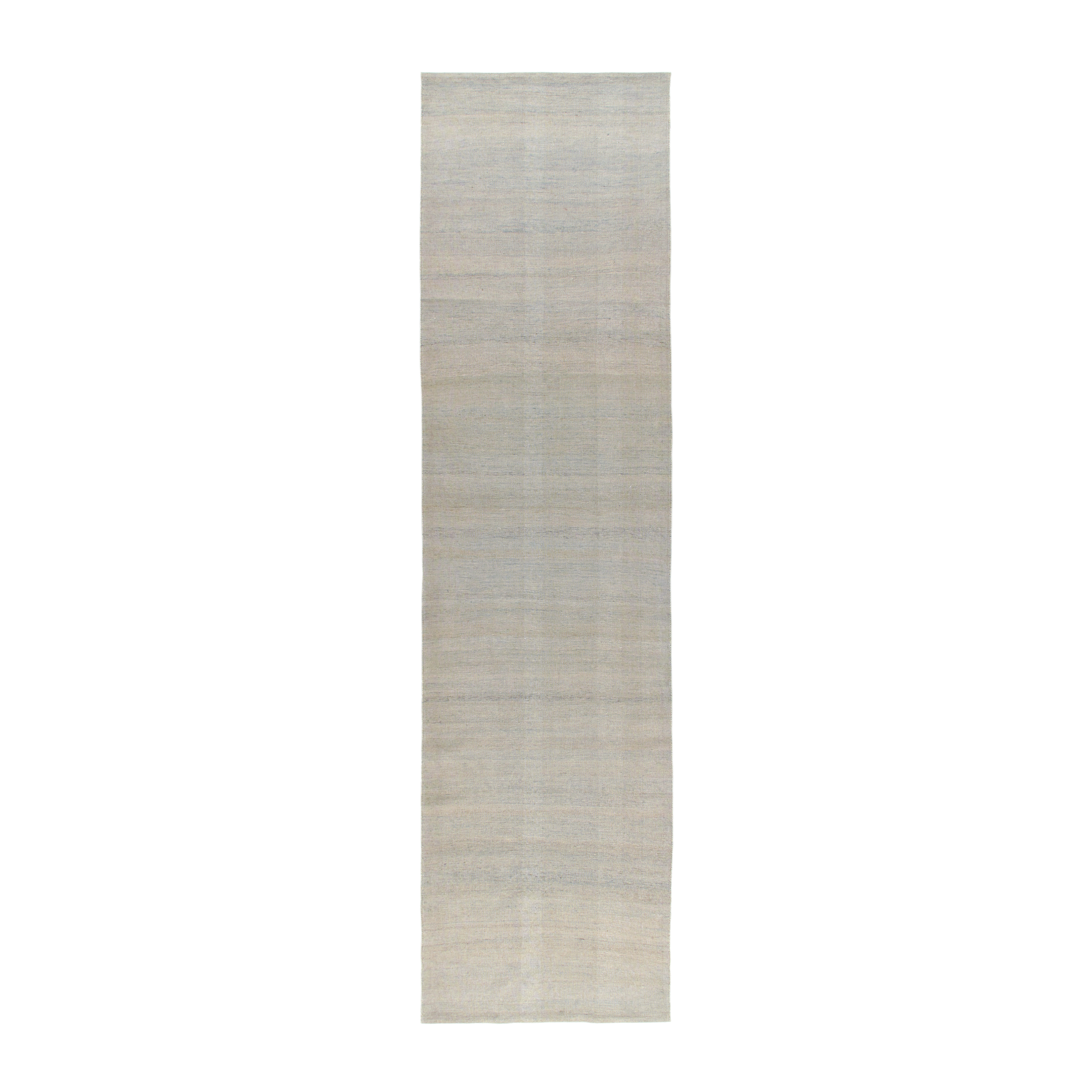 This Shiraz rug is hand-woven and made of 100% wool. 