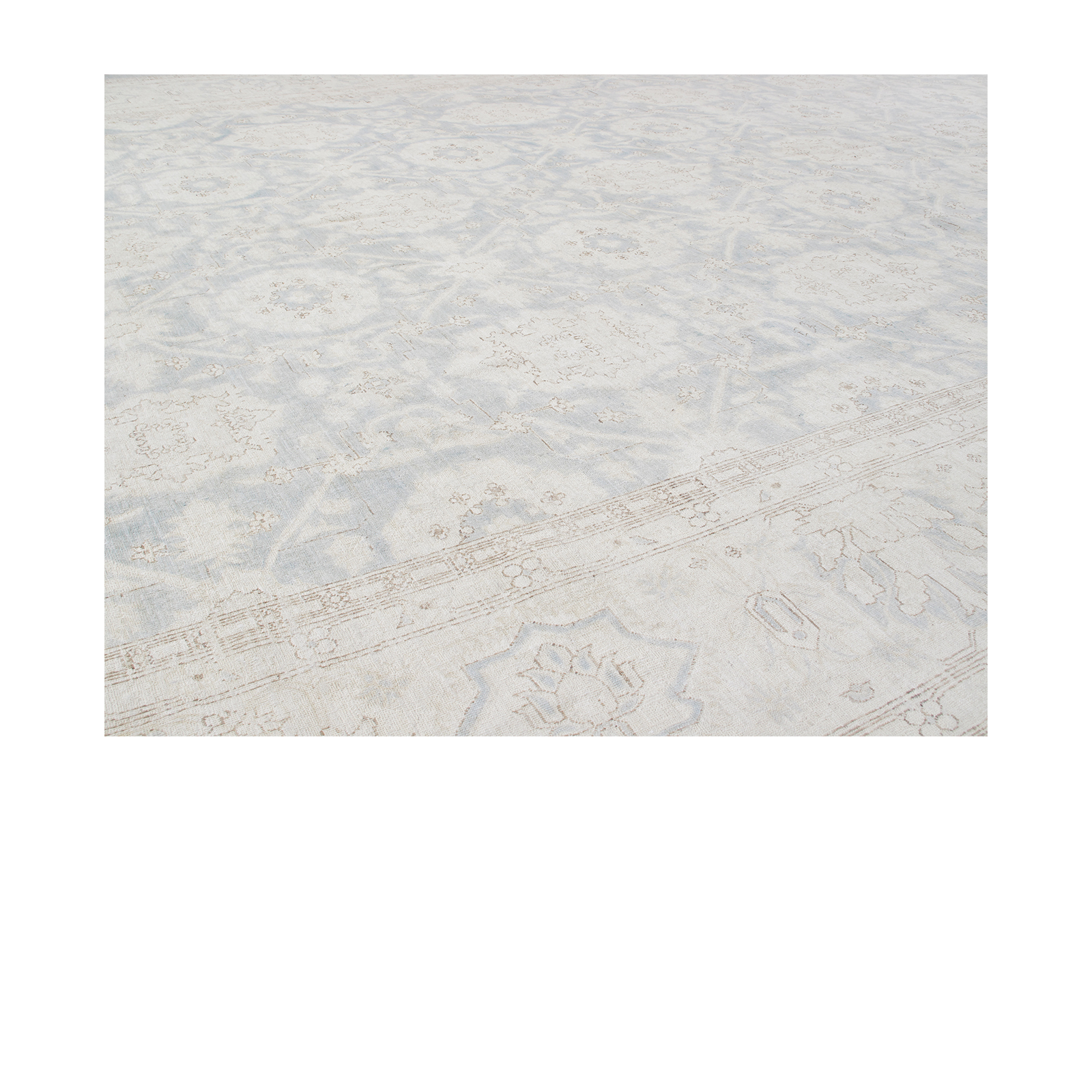 Agra rug is hand-knotted with a traditional style and 100% wool.