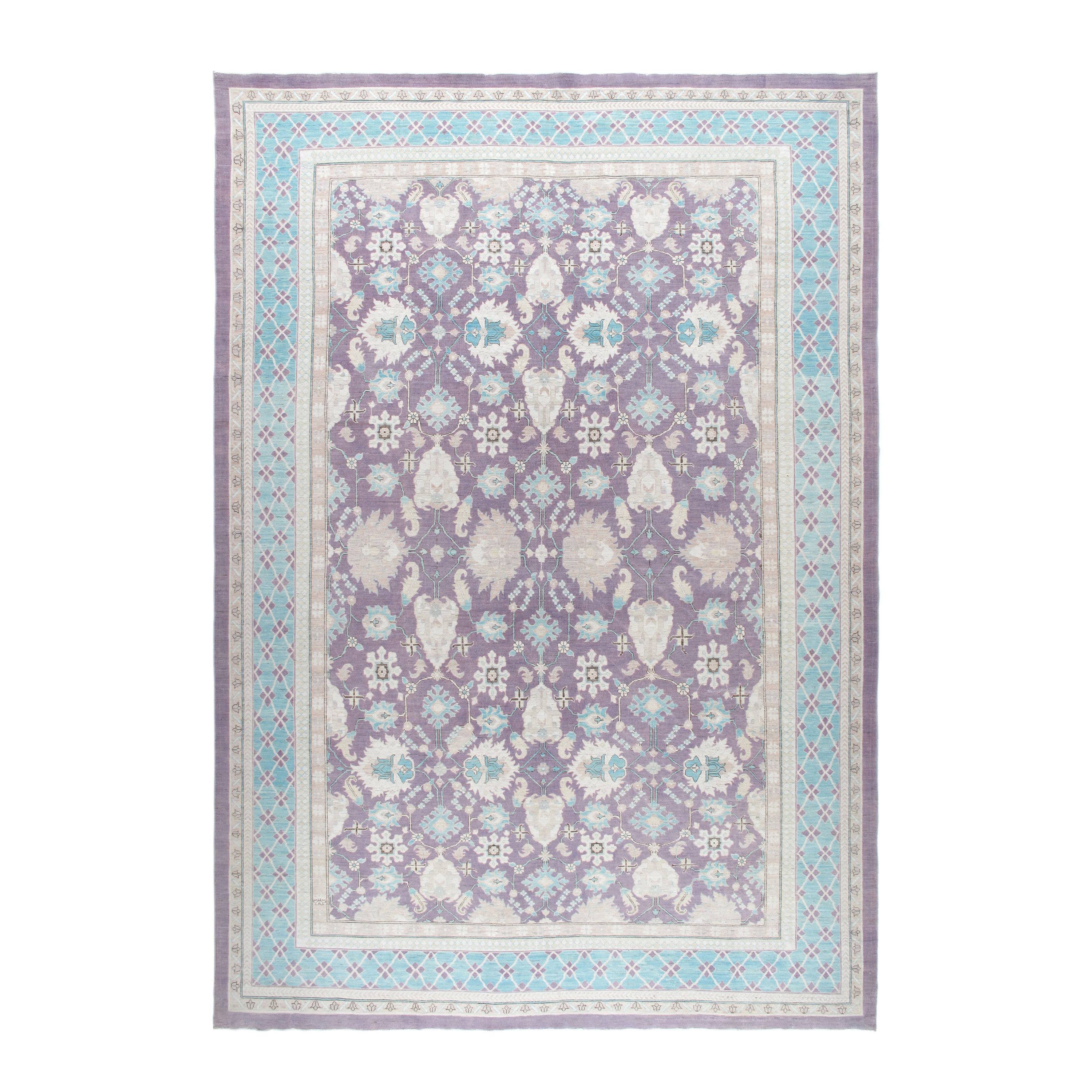 Agra is a hand-knotted rug with a traditional design and made of 100% wool.