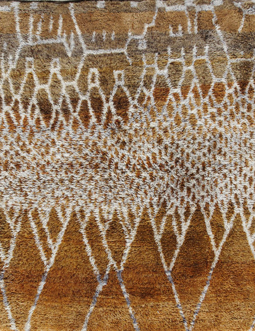 This Beni Ourain rug is hand-knotted and made of 100% wool.